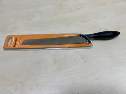Нож для хлеба Fiskars Essential 23 см 1023774_U (уценка)